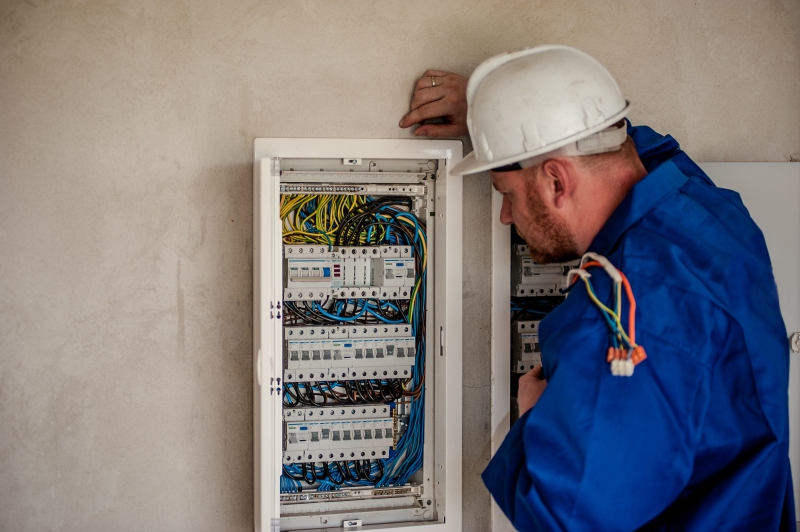 electricite-ST JULIEN-min_electrician-2755683